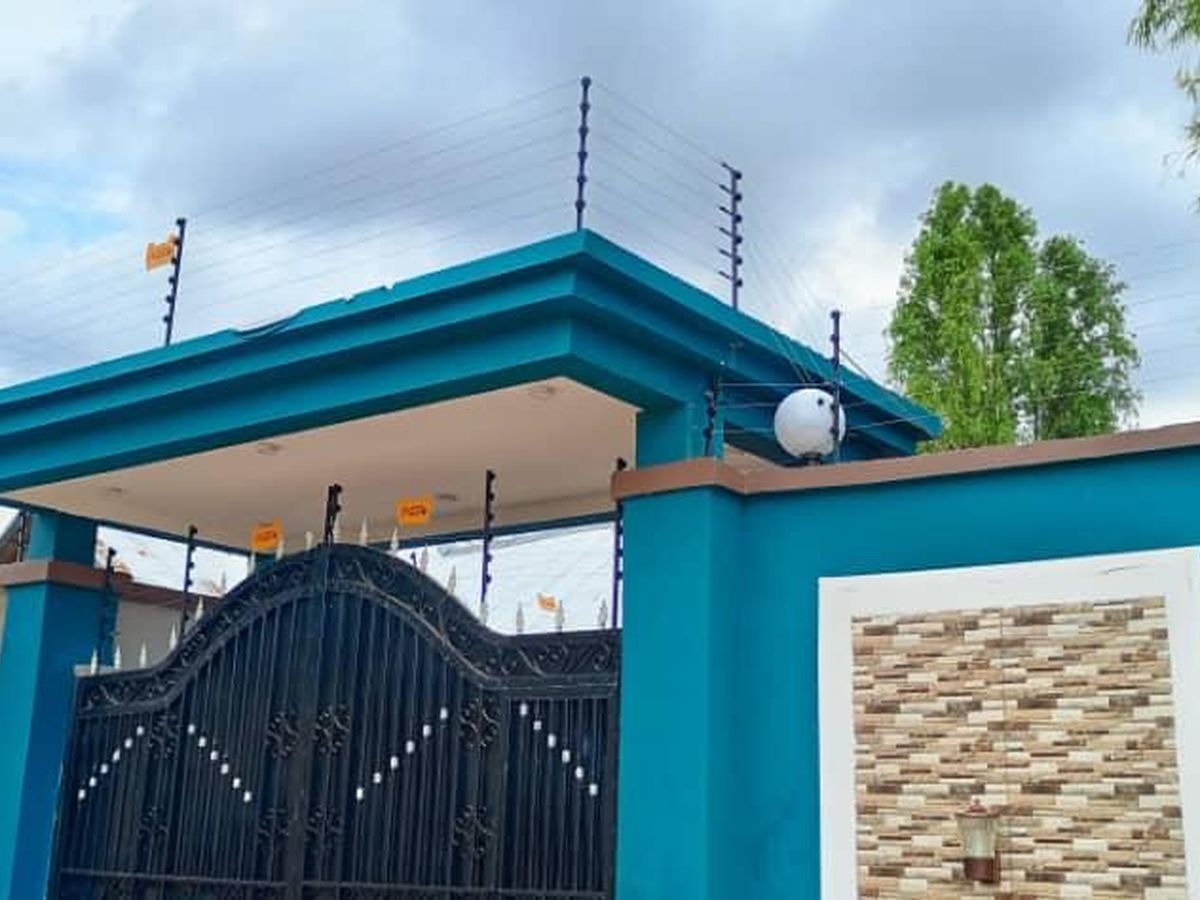 Electric fence installed on a residence